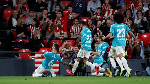 El defensor Oier Sanjurjo (i) de Osasuna, celebra su gol ante el Athletic de Bilbao, durante el partido correspondiente a la vig&eacute;simo cuarta jornada de LaLiga Santander, que se celebra este domingo en estadio de San Mam&eacute;s. EFE/Luis Tejido