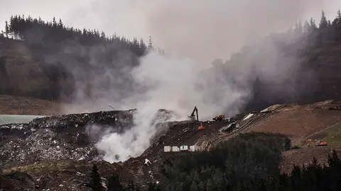 GRAFCAV2663. ERMUA (BIZKAIA), 17/02/2020.- Varios operarios con maquinaria pesada trabajan, este lunes, en el rescate de los cuerpos de los dos trabajadores, sepultados por el derrumbe del vertedero de Zaldibar (Bizkaia) el pasado 6 de febrero. EFE/MIguel To&ntilde;a

