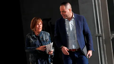 GRAFCAV2819. PAMPLONA, 24/02/2020.- Los portavoces de Geroa Bai, Uxue Barkos, y del PSN, Ram&oacute;n Alz&oacute;rriz, a su llegada este lunes a la reuni&oacute;n de la Mesa y la Junta de Portavoces del Parlamento de Navarra para tratar, entre otras cuestiones, dos iniciativas que piden una rectificaci&oacute;n a la presidenta de la Comunidad de Madrid, Isabel D&iacute;az Ayuso, por sus recientes declaraciones en las que tild&oacute; de 'paletos' a los representantes pol&iacute;ticos de los navarros". EFE/ Villar L&oacute;pez
