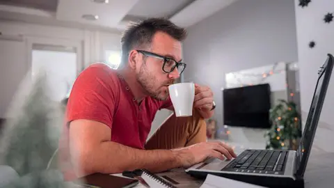 Una persona trabaja en su domiclio con motivo de la situación excepcional generada por el coronavirus