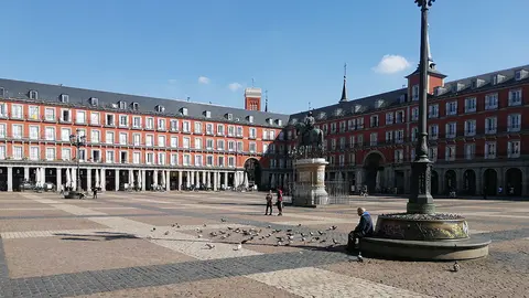 Plaza Mayor de Madrid completamente vacía por el estado de alarma decretado por el coronavirus.