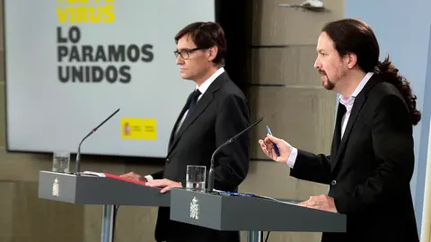 Fotograf&iacute;a facilitada por Moncloa del ministro de Sanidad, Salvador Illa (i), y del vicepresidente de Asuntos Sociales y Agenda 2030, Pablo Iglesias (d), durante la rueda de prensa de este jueves en la que se ha confirmado un total de 17.147 casos positivos de coronavirus, 3.431 nuevos lo que supone un incremento del 25 % en las &uacute;ltimas 24 horas, y los fallecidos ascienden a 767, 209 m&aacute;s. EFE/ MONCLOA / JM CUADRADRO POOL