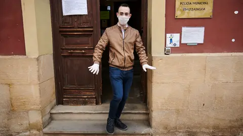 Koldo Leoz (EH Bildu), nuevo alcalde de Estella tras una moci&oacute;n de censura con dos concejales tr&aacute;nsfugas del  PSN, incluido Jorge Crespo, para desalojar a Gonzalo Fuentes, de Navarra Suma. PABLO LASAOSA