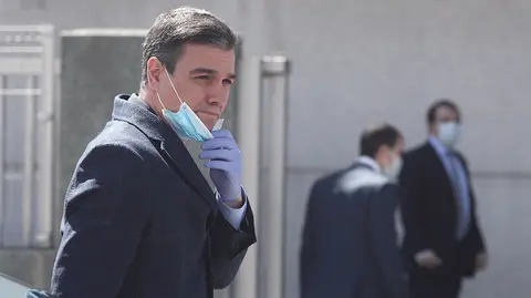 El presidente del gobierno, Pedro S&aacute;nchez, protegido con mascarilla durante la visita que ha realizado a las instalaciones interiores de la empresa Hersill, donde gracias al programa de reorientaci&oacute;n de l&iacute;neas industriales y producci&oacute;n nacional impulsado por el Gobierno, han comenzado a fabricarse respiradores para la lucha contra el coronavirus, en el Pol&iacute;gono Industrial Las Nieves, c/Puerto de Navacerrada, en M&oacute;stoles, Madrid, (Madrid).

03 ABRIL 2020;RESPIRADORES;CORONAVIRUS;VIRUS;HERSILL;PEDRO S&Aacute;NCHEZ;EPIDEMIA;PANDEMIA

3/4/2020