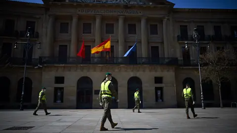 El ejercito recorre las calles de Pamplona durante la crisis del coronavirus y del estado de alerta. MIGUEL OS&Eacute;S
