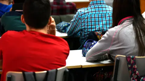 Alumnos del Programa de Bachillerato de Excelencia del Instituto San Mateo durante una de sus clases, en Madrid (España), a 20 de diciembre de 2019. Archivo.