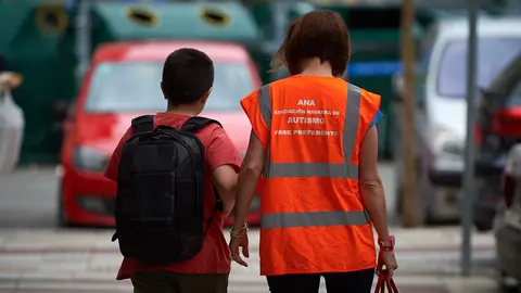 Niño con autismo sale de casa con su madre durante la crisis por coronavirus en Pamplona. MIGUEL OSÉS