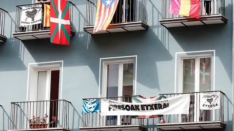 GRAFCAV4530. PAMPLONA, 14/04/2020.- Un vecino del Casco Viejo de Pamplona ondea una bandera republicana en una jornada en la que se conmemora la proclamaci&oacute;n de la II Rep&uacute;blica.  EFE/ Jes&uacute;s Diges
