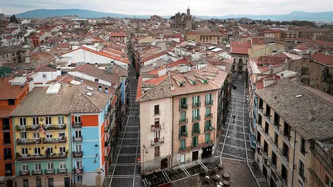 Un hombre camina solitario por las calles del casco antiguo de Pamplona durante el estado de alarma decretado por la crisis del coronavirus. EFE/VILLAR LOPEZ