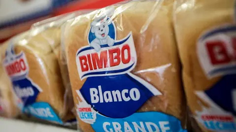 Varios paquetes de pan Bimbo colocados en su lineal del supermercado.