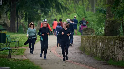 Primer día en el que la gente puede salir a la calle a hacer deporte individual durante la crisis del coronavirus en Pamplona. Miguel Osés