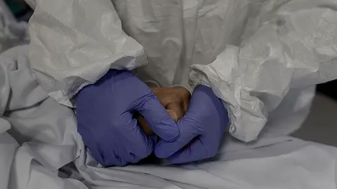 Un grupo de sanitarios atiende a pacientes con coronavirus con todas las medidas de protecci&oacute;n ante la Covid-19 en una Unidad de Cuidados Intensivos (UCI) durante el estado de alarma decretado en Espa&ntilde;a por la enfermedad. Eduardo Parra / Europa Press