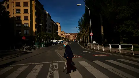 Una mujer cruza un paso de cebra durante la desescalada tras el confinamiento por la crisis del coronavirus. PABLO LASAOSA