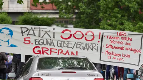 Detalle de una pancarta durante la concentraci&oacute;n en el barrio de la Txantrea de Pamplona en favor de Patxi Ruiz, preso de la banda terrorista ETA, quien se ha declarado en huekga de hambre en la carcel de Murcia II. En Pamplona, Espa&ntilde;a, a 15 de mayo de 2020.

Detalle de una pancarta durante la concentraci&oacute;n en el barrio de la Txantrea de Pamplona en favor de Patxi Ruiz, preso de la banda terrorista ETA, quien se ha declarado en huekga de hambre en la carcel de Murcia II. En Pamplona, Espa&ntilde;a, a 15 de mayo de 2020.


15/5/2020