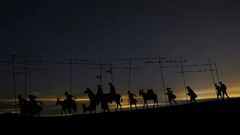 GRA129 PAMPLONA (NAVARRA) 23-12-2015. Amanecer en Navarra desde el puerto de El Perdón en una jornada en la que la Agencia Estatal de Meteorología anuncia viento flojo de componentes sur y sureste, temperaturas con pocos cambios, excepto un descenso de las máximas en el sureste de la Comunidad. Los termómetros oscilarán en en Pamplona de 0 a 12 grados. EFE/Jesús Diges