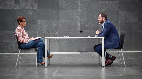 La presidenta del Gobierno de Navarra, Mar&iacute;a Chivite, y el portavoz parlamentario de PSN, Ram&oacute;n Alz&oacute;rriz, mantienen una conversaci&oacute;n respetando la distancia social antes de comenzar la sesi&oacute;n plenaria en el Parlamento de Navarra donde se ha rechazado, con los votos en contra de PSN, Geroa Bai, EH Bildu, Podemos e I-E, una moci&oacute;n de Navarra Suma por la que se instaba al Gobierno foral a que remitiera a la C&aacute;mara el "instrumento normativo" que considerara "m&aacute;s oportuno" para modificar la ley de Presupuestos Generales de Navarra, "incorporando en esa modificaci&oacute;n el nuevo escenario macroecon&oacute;mico para este ejercicio ante los efectos de la pandemia del Covid-19 y tomando como referencia las previsiones m&aacute;s probables de ca&iacute;da de la actividad econ&oacute;mica", en una jornada marcada por la apertura a los medios de comunicaci&oacute;n de manera presencial por primera vez durante el estado de alarma por la crisis sanitaria del Covid-19. En Pamplona, Navarra, (Espa&ntilde;a), a 21 de mayo de 2020.

21 MAYO 2020;CHIVITE;PARLAMENTO NAVARRA;MOCION DE CENSURA;MEDIOS DE COMUNICACION;ESTADO DE ALARMA

21/5/2020