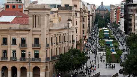 GRAFCAV5912. PAMPLONA, 23/05/2020.- Aspecto que presenta este sábado la Avenida Carlos III donde los pamploneses van llenando poco a poco sus calles después de casi 60 días de confinamiento y pasados ya unos días desde que comenzó la fase uno. Este próximo lunes, Navarra comenzara la fase dos donde se permitiran, entre otras cosas, que los bares sirvan comidas en sus locales con un máximo del 40% de su aforo, apertura también de los locales comerciales, junto con cines, teatros y auditorios. EFE/ Jesús Diges
