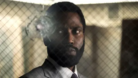 John David Washington, hijo de Denzel Washington, es el protagonista de Tenet