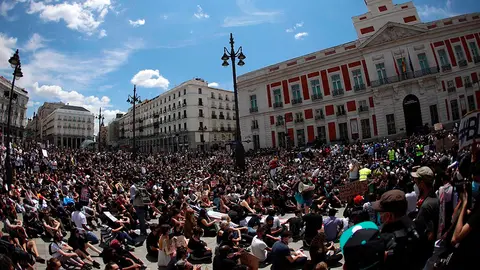 MADRID, 07/06/2020.- Manifestantes en la Puerta del Sol durante la concentración convocada en Madrid por la Comunidad negra africana y afrodescendiente en España (CNAAE) contra el racismo, tras la muerte del ciudadano afroamericano, George Floyd, durante su detención por la policía de Minneapolis. EFE/ Rodrigo Jiménez
