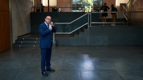 El consejero de Educaci&oacute;n, Carlos Gimeno, informa sobre la planificaci&oacute;n relativa a las plantillas para el curso que viene y las necesidades de contrataci&oacute;n ante la previsible baja de ratios. MIGUEL OS&Eacute;S