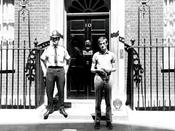 1970 07 LONDRES DELANTE DEL 10 DE DOWNING STREET