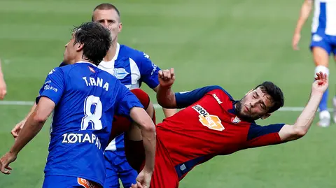 GRAF6508. VITORIA , 24/06/2020.- El centrocampista del Deportivo Alav&eacute;s, Tom&aacute;s Pina (i), disputa un bal&oacute;n con Jos&eacute; Arnaiz, delantero del Club Atl&eacute;tico Osasuna, durante su encuentro correspondiente a la 31&ordf; jornada de LaLiga Santander que se disputa este mi&eacute;rcoles en el estadio de Mendizorroza, en Vitoria. EFE/ David Aguilar
