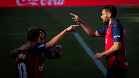 GRAF8296. PAMPLONA, 27/06/2020.- El delantero del Osasuna, Enric Gallego (d), celebrar tras marcar el 1-0 durante el partido ante el Legan&eacute;s correspondiente a la jornada 32&ordf; de LaLiga Santander que se celebra este s&aacute;bado en el estadio El Sadar de Pamplona. EFE/ Villar L&oacute;pez
