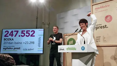 La candidata a lehendakari por EH Bildu, Maddalen Iriarte, durante la noche electoral del 12J en la sede del partido, donde celebra los resultados obtenidos por su formación en las elecciones vascas, en San Sebastián, Guipúzcoa,  País Vasco (España) a 12 de julio de 2020.

12 JULIO 2020;ESCRUTINIO;VOTACIONES;ELECCIONES AUTONÓMICAS;EUSKADI;GALICIA;PAÍS VASCO

12/7/2020