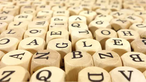 Fichas de un juego de palabras extendidas sobre una mesa