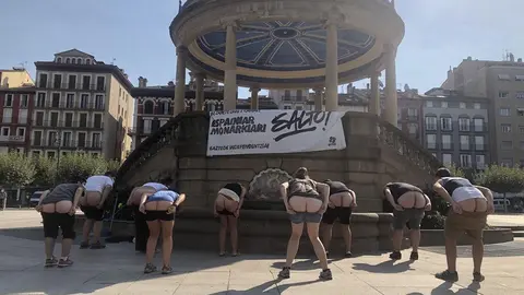 Varios abertzales muestran su culo en la Plaza del Castillo con motivo de la visita del Rey Felipe VI a Navarra. TWITTER