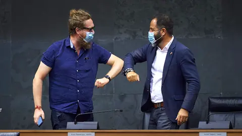 Miorga Ram&iacute;rez saluda a Ram&oacute;n Alz&oacute;rriz, minutos previos al comienzo de la Mesa y Junta de Portavoces. PABLO LASAOSA