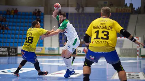 Partido entre el Anaitasuna y el Bidasoa Irún jugado en el Pabellón Anaitasuna de Pamplona. MIGUEL OSÉS