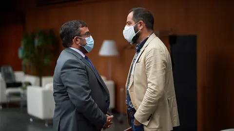 El Vicepresidente del Gobierno Javier Remirez (i) habla con el portavoz del PSN Ram&oacute;n Alzorriz (d) durante el pleno del Parlamento. MIGUEL OS&Eacute;S