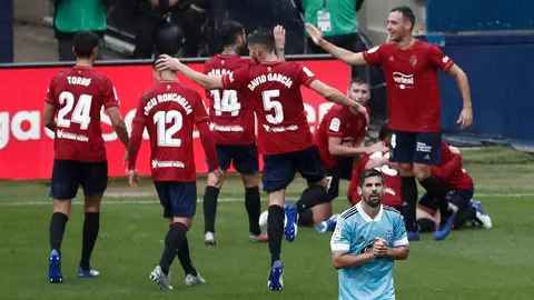El jugador de Osasuna Calleri celebra con sus compa&ntilde;eros el gol conseguido ante el Celta durante el partido que han disputado ambos equipos este mediod&iacute;a en el Estadio de El Sadar correspondiente a la quinta jornada de la Liga Santander. EFE/Jes&uacute;s Diges