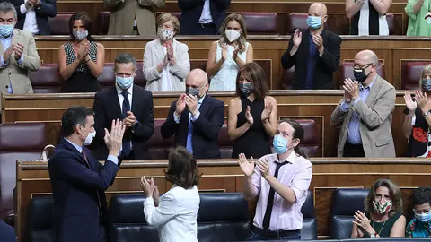 La bancada socialista aplaude tras la aprobaci&oacute;n de las medidas econ&oacute;micas de la Comisi&oacute;n de Reconstrucci&oacute;n en una sesi&oacute;n plenaria en el Congreso, en Madrid (Espa&ntilde;a), a 29 de julio de 2020. En esa sesi&oacute;n, el presidente del Gobierno, Pedro S&aacute;nchez, ha comparecido para dar detalles del fondo recuperaci&oacute;n postCovid acordado en el &uacute;ltimo Consejo Europeo en un Pleno extraordinario con el que la C&aacute;mara Baja cerrar&aacute; el curso pol&iacute;tico.
29 JULIO 2020 POL&Iacute;TICA;C&Aacute;MARA BAJA
Pool
  (Foto de ARCHIVO)
29/7/2020