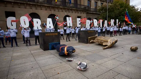 Acto de Sortu, en colaboración con miembros de Mujeres del Maíz, Africa United, Compartiendo Raíces y Asociación Cultural Munata, para criticar "el carácter imperial del reino español". MIGUEL OSÉS