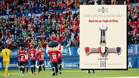 Una imagen del p&uacute;blico y jugadores en El Sadar junto a la portada del libro de Sergio Amadoz.