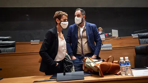 La presidenta del gobierno, Mar&iacute;a chivite, junto al portavoz del PSN Ram&oacute;n Alzorriz en el pleno del parlamento. MIGUEL OS&Eacute;S