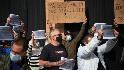 La hostelería Navarra se concentra a la salida de la Vuelta Ciclista de España para protestar por las medidas tomadas por el Gobierno Foral debido a la segunda ola de coronavirus. MIGUEL OSÉS