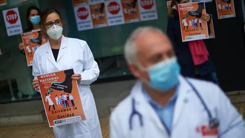 Acto de protesta convocado por el Sindicato Médico de Navarra en el marco de la huelga contra el Real Decreto Ley que permite contratar médicos extracomunitarios sin tener homologada su especialidad. MIGUEL OSÉS