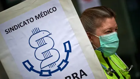 Acto de protesta convocado por el Sindicato Médico de Navarra en el marco de la huelga contra el Real Decreto Ley que permite contratar médicos extracomunitarios sin tener homologada su especialidad. MIGUEL OSÉS