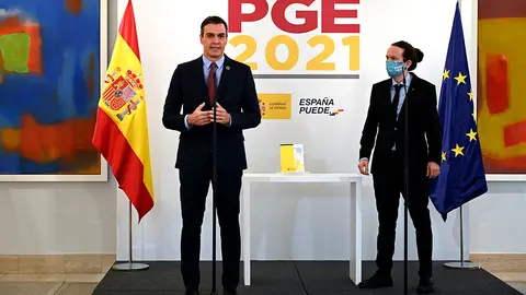 El presidente del gobierno, Pedro S&aacute;nchez (i), junto al vicepresidente segundo y ministro de Derechos Sociales y Agenda 2030, Pablo Iglesias, interviene durante la presentaci&oacute;n de las claves de los Presupuestos Generales del Estado (PGE) 2021 antes de la celebraci&oacute;n del Consejo de Ministros, en la sala Tapies de Moncloa, en Madrid (Espa&ntilde;a), a 27 de octubre de 2020.
27 OCTUBRE 2020;SANCHEZ;PABLO IGLESIAS;PRESUPUESTOS GENERALES DEL ESTADO
Moncloa
27/10/2020