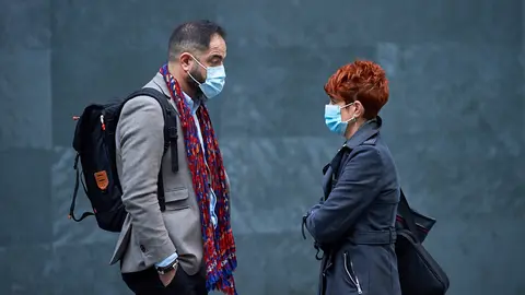 Los portavoces de Eh Bildu, Bakartxo Ruiz y del PSN, Ram&oacute;n Alzorriz, en el Parlamento de Navarra para la sesi&oacute;n de control de los jueves. MIGUEL OS&Eacute;S