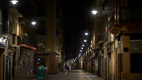 La calle Estafeta vac&iacute;a al comienzo del toque de queda, a las 23.00. PABLO LASAOSA