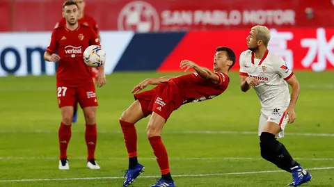 Osasuna's striker Ante Budimir (C) in action against Sevilla's midfielder Joan Jordan (R) during the Spanish LaLiga soccer match between Sevilla FC and CA Osasuna held at Sanchez Pizjuan stadium in Sevilla, southern Spain, 07 November 2020. EFE/ Jose Manuel Vidal
