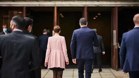 Decenas de personas se manifiestan a la llega de Pedro S&aacute;nchez al Gobierno de Navarra. PABLO LASAOSA