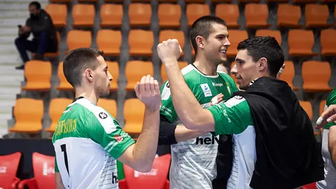 El Helvetia Anaitasuna se enfrenta al Huesca en Pamplona en un pabellón vacío por las restriccones del coronavirus. PABLO LASAOSA