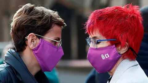 La presidenta del Gobierno Foral, Mar&iacute;a Chivite y la consejera de salud Santos Indur&aacute;in antes de participar en la concentraci&oacute;n este mi&eacute;rcoles frente al Palacio de Navarra para mostrar su rechazo a la violencia machista. Con motivo del D&iacute;a Internacional contra la Violencia hacia las Mujeres, los miembros del Ejecutivo han guardado un minuto de silencio ante las pancartas colocadas en la fachada del Palacio de Navarra con las manos de color violeta, s&iacute;mbolo de la lucha contra la violencia machista. EFE/ Jes&uacute;s Diges