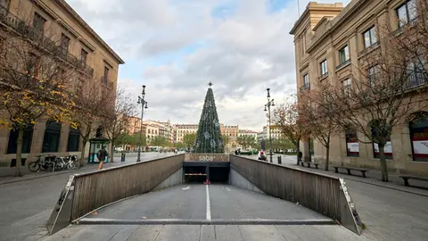 Una vista de la plaza del Castillo de Pamplona desde la calle Carlos III de la capital navarra. ARCHIVO.