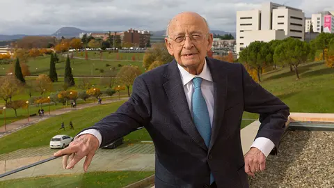 Francisco Ponz, recientemente fallecido, en una imagen en el campus de la Universidad de Navarra.